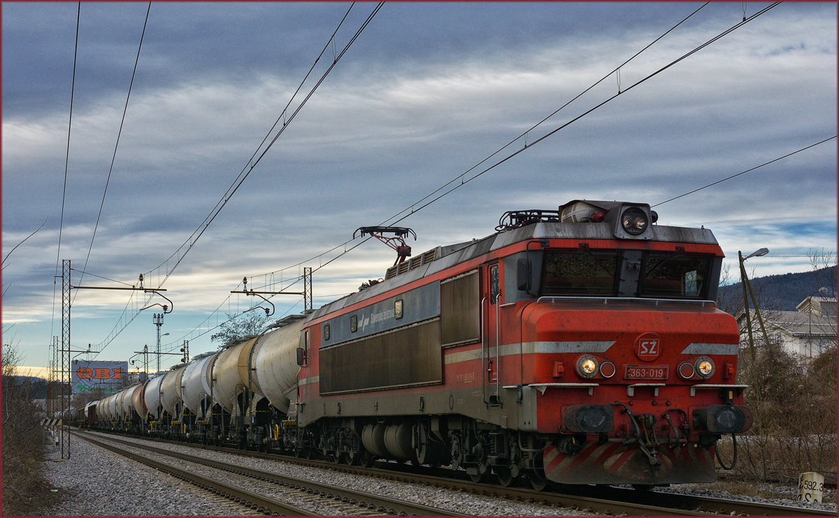 SŽ 363-019 zieht Güterzug durch Maribor-Tabor Richtung Norden. /18.1.2018
