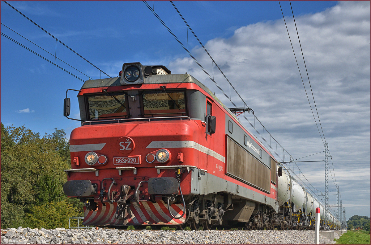 SŽ 363-020 zieht Kesselzug an Črešnjevec vorbei Richtung Koper Hafen. /6.9.2017