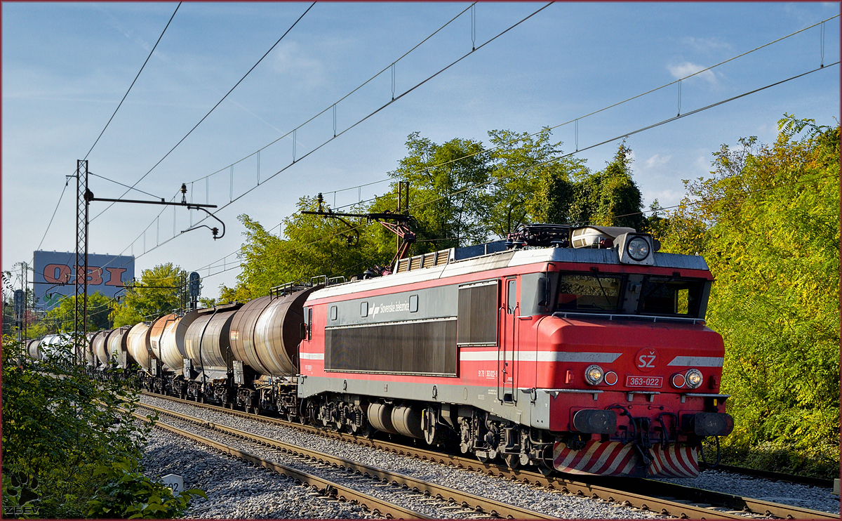 SŽ 363-022 zieht Kesselzug durch Maribor-Tabor Richtung Norden. /17.10.2016