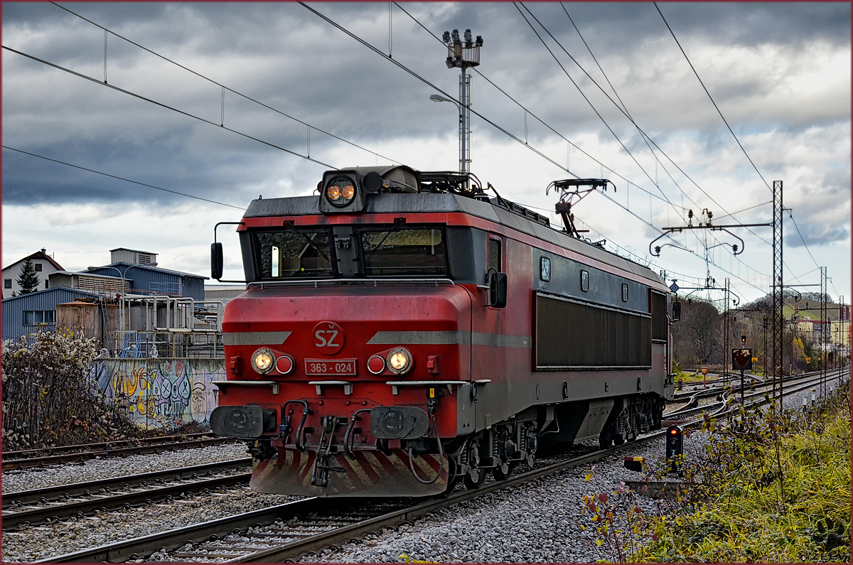 SŽ 363-024 fährt als Lokzug durch Maribor-Tabor Richtung Tezno VBF. /18.11.2016