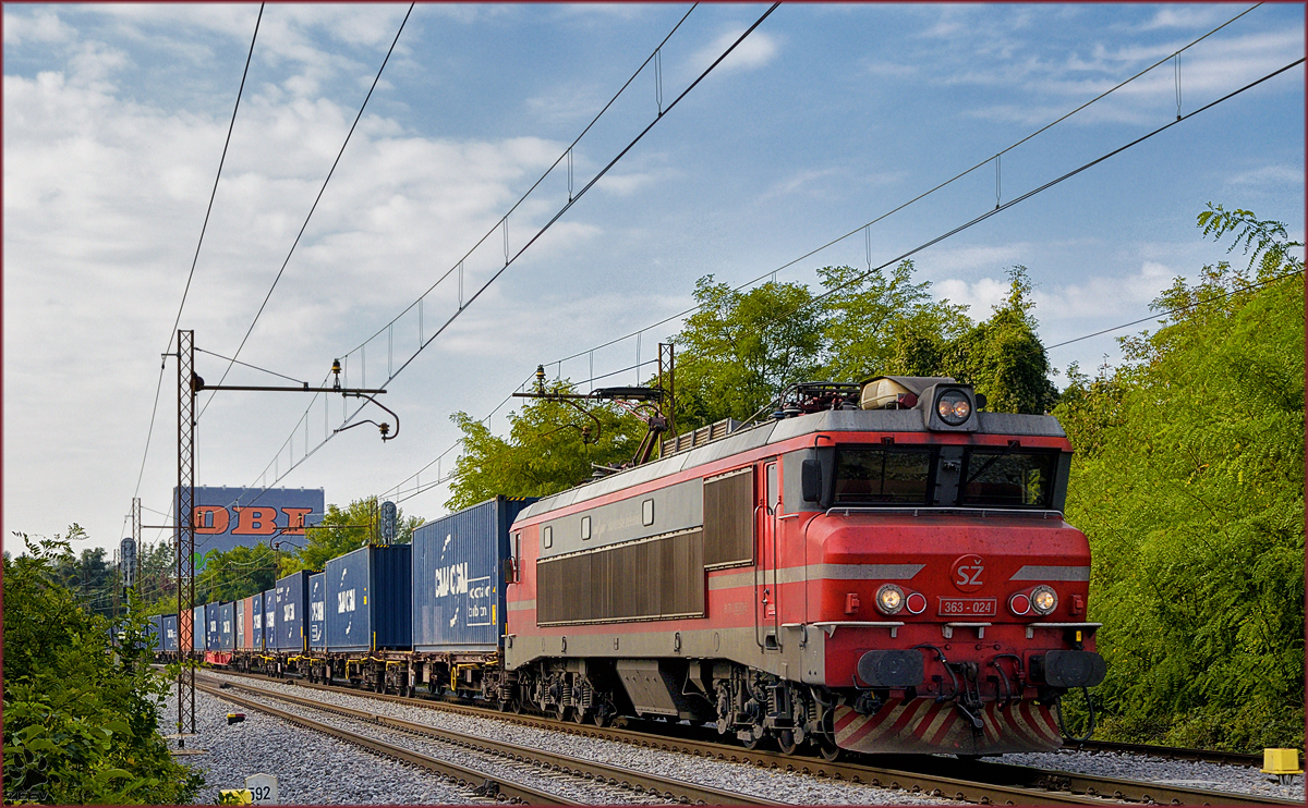 SŽ 363-024 zieht Containerzug durch Maribor-Tabor Richtung Norden. /27.9.2016