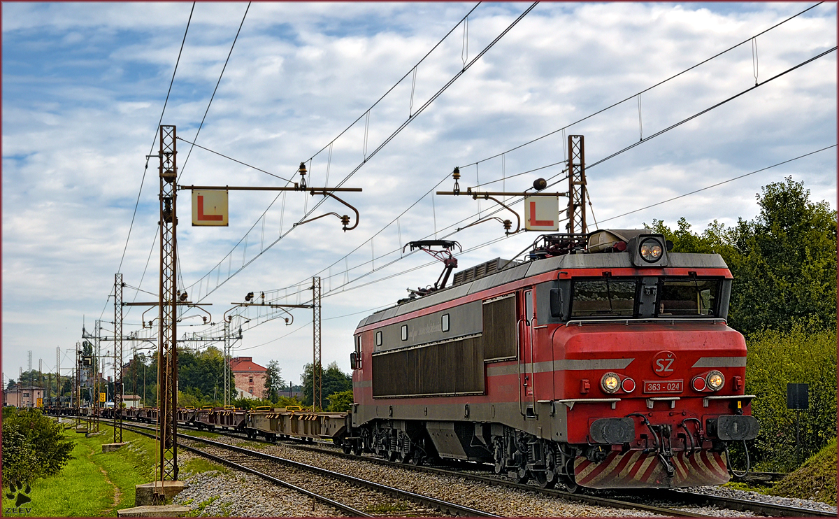 SŽ 363-024 zieht leeren Containerzug durch Pragersko Richtung Koper Hafen. /20.9.2016