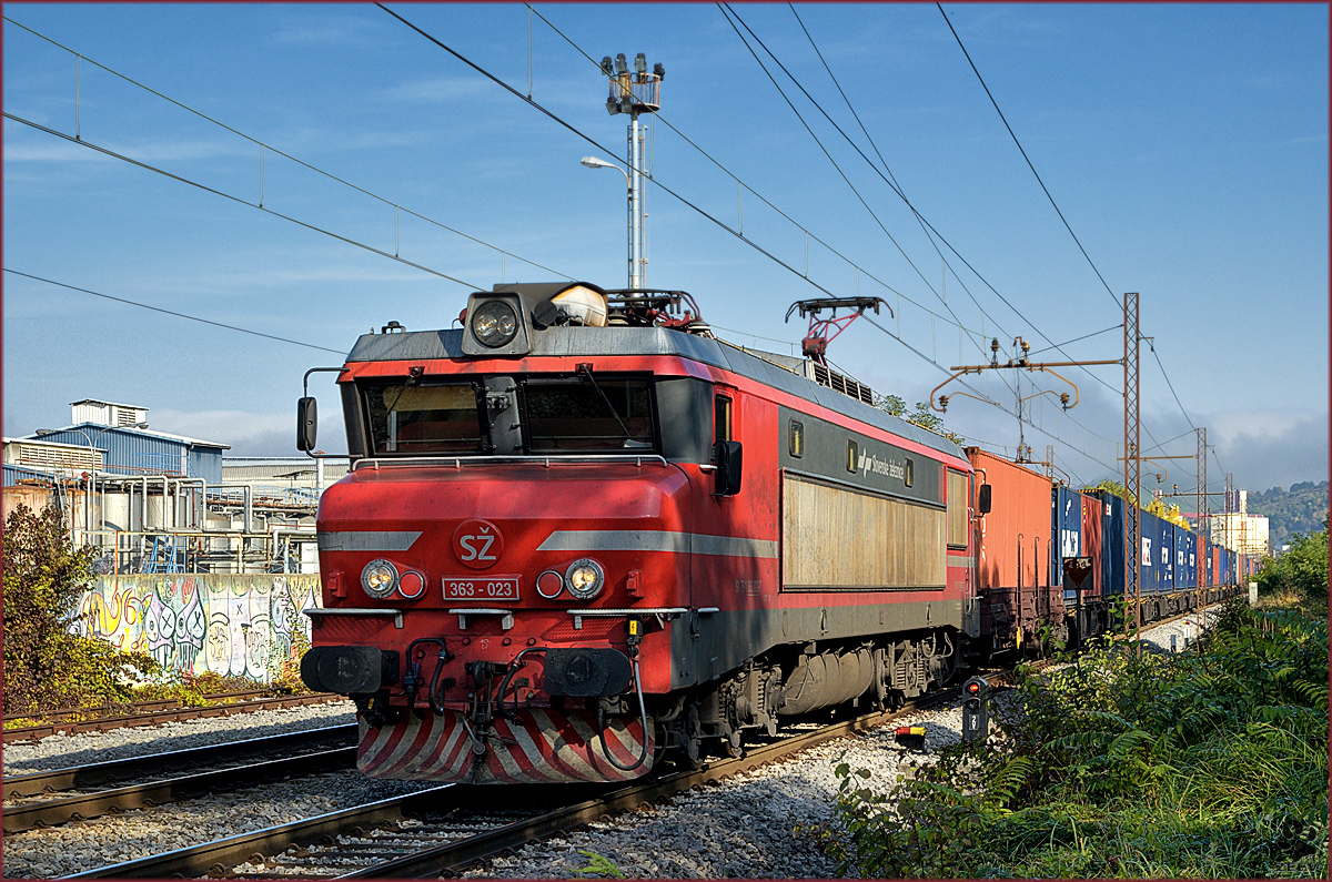SŽ 363-025 zieht Containerzug durch Maribor-Tabor Richtung Koper Hafen. /17.10.2016
