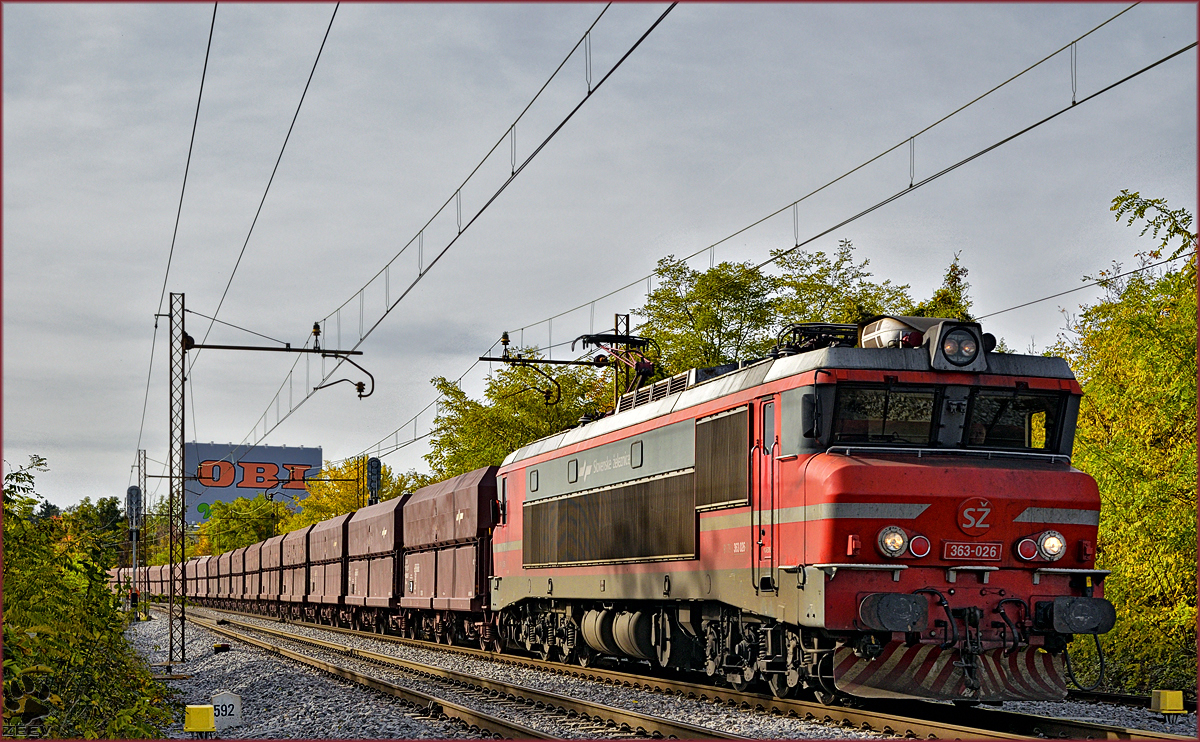 SŽ 363-026 zieht Erzzug durch Maribor-Tabor Richtung Norden. /25.10.2016