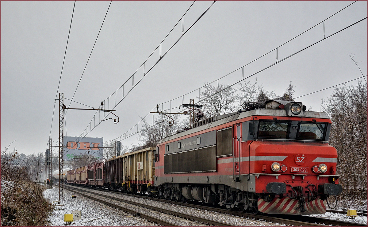 SŽ 363-029 zieht Güterzug durch Maribor-Tabor Richtung Norden. /23.12.2016