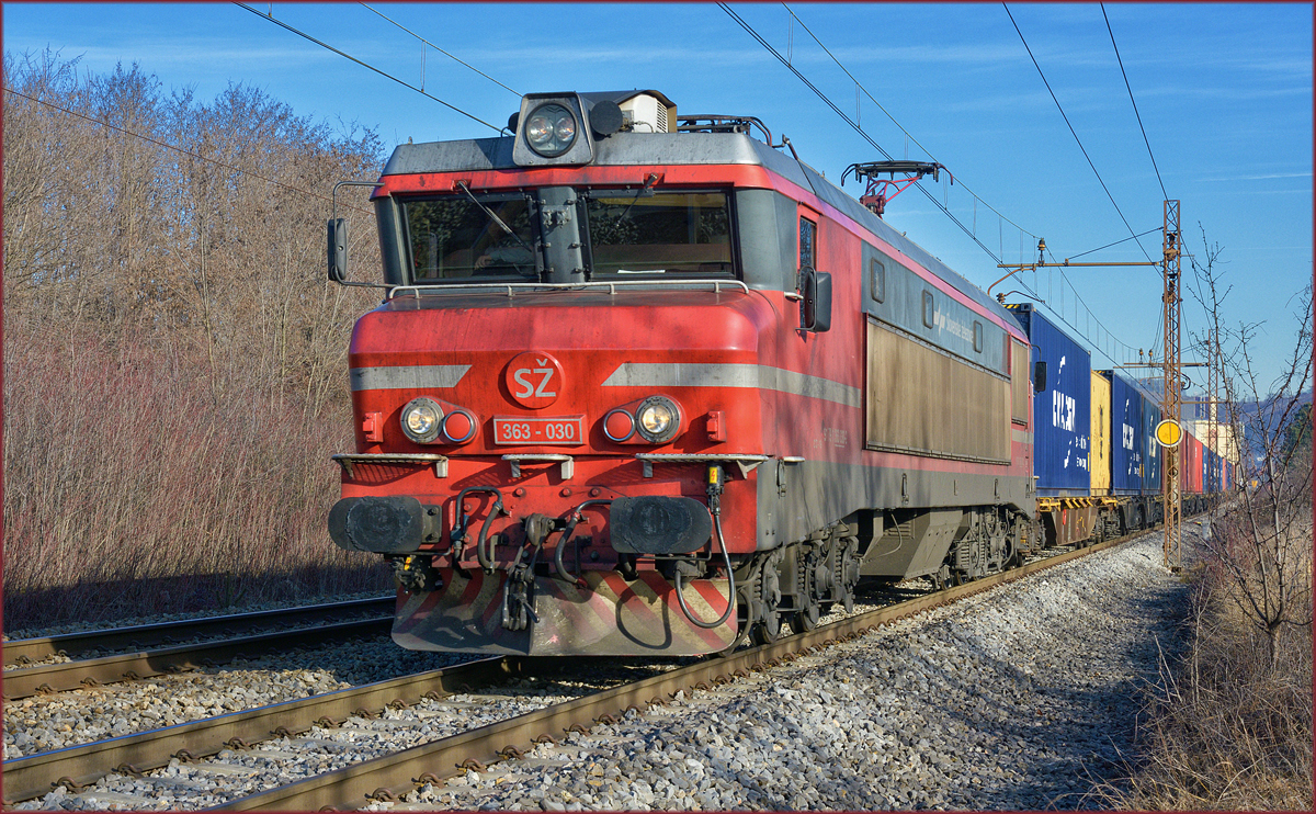 SŽ 363-030 zieht Containerzug durch Maribor-Tabor Richtung Koper Hafen. /30.1.2018