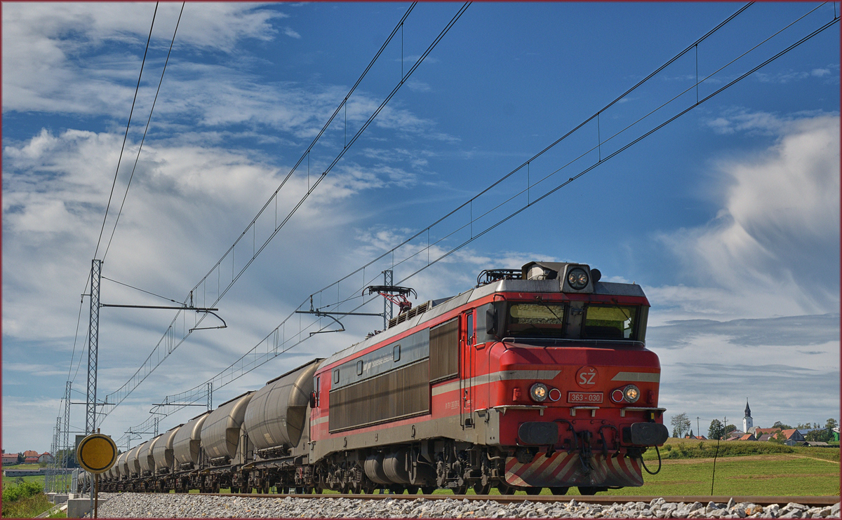 SŽ 363-030 zieht Kesselzug durch Črešnjevec Richtung Norden. /6.9.2017