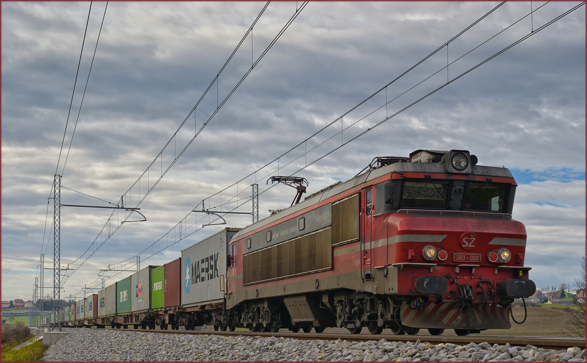 SŽ 363-032 zieht Containerzug an Črešnjevec vorbei Richtung Norden. /21.11.2017