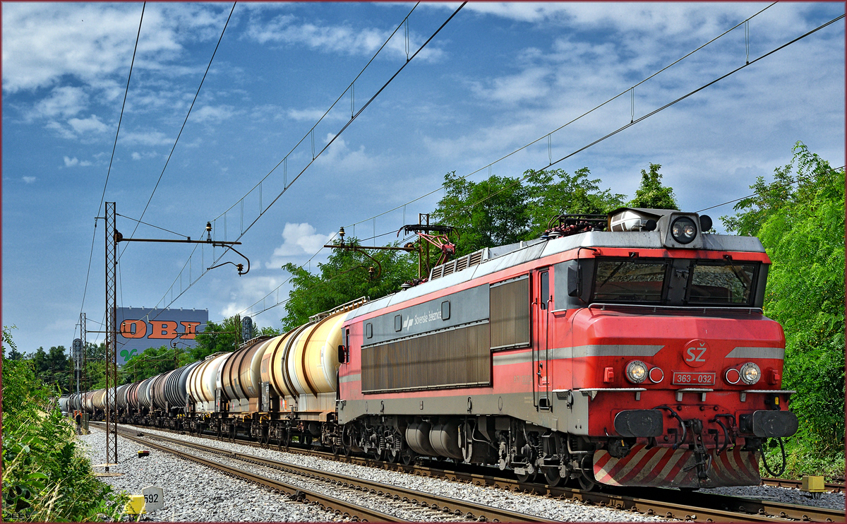 SŽ 363-032 zieht Kesselzug durch Maribor-Tabor Richtung Norden. /26.7.2016