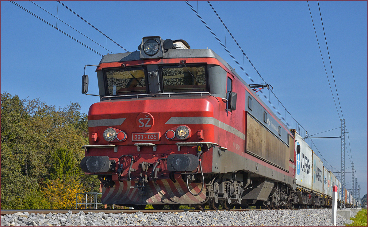 SŽ 363-035 zieht Containerzug an Črešnjevec vorbei Richtung Koper Hafen. /10.10.2017