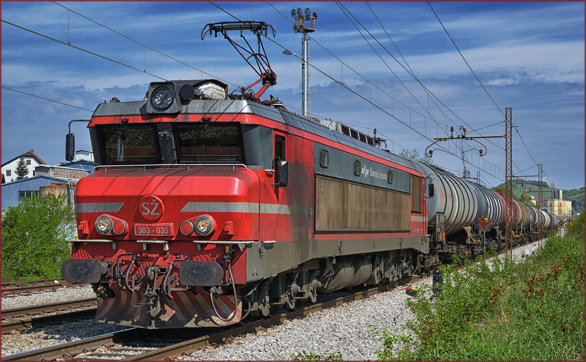 SŽ 363-035 zieht Kesselzug durch Maribor-Tabor Richtung Süden. /14.4.2017