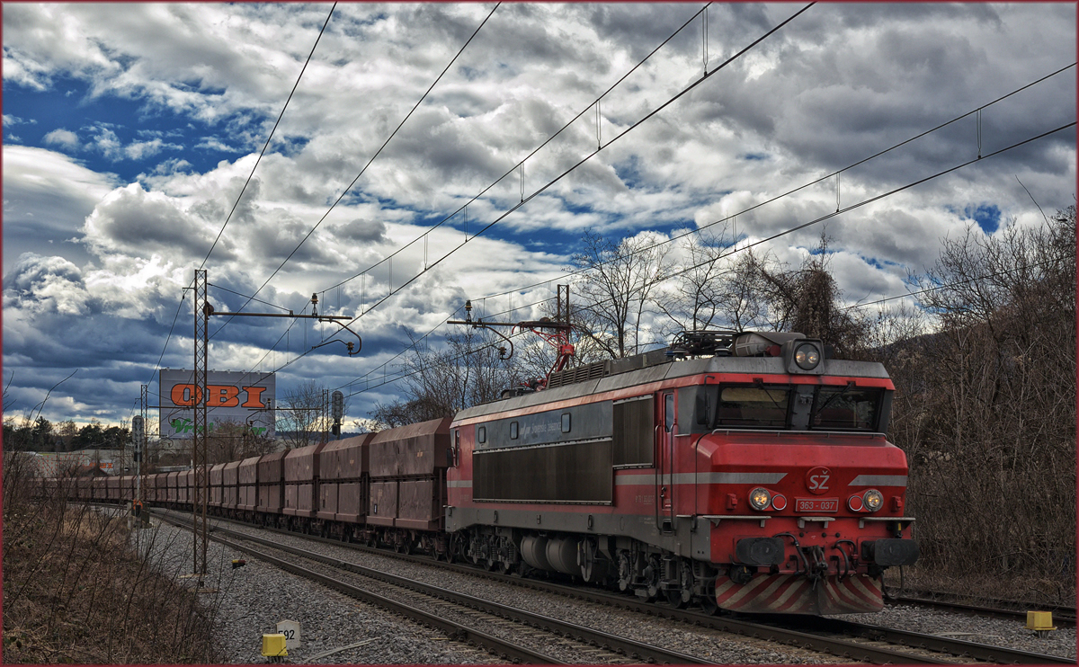 SŽ 363-037 zieht Erzzug durch Maribor-Tabor Richtung Norden. /10.3.2017