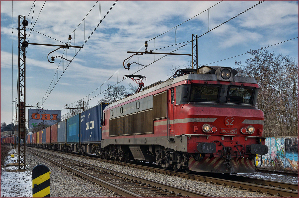 SŽ 363-038 zieht Containerzug durch Maribor-Tabor Richtung Norden. /21.3.2018