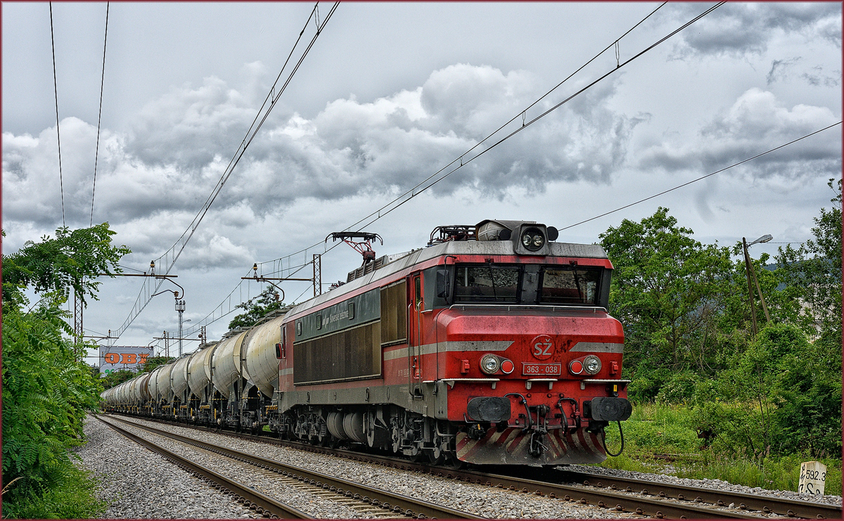 SŽ 363-038 zieht Kesselzug durch Maribor-Tabor Richtung Norden. /14.6.2018