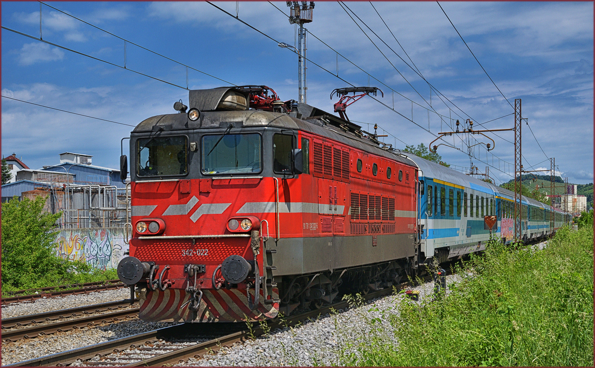 SŽ 432-022 zieht EC151 durch Maribor-Tabor Richtung Ljubljana. /23.5.2017