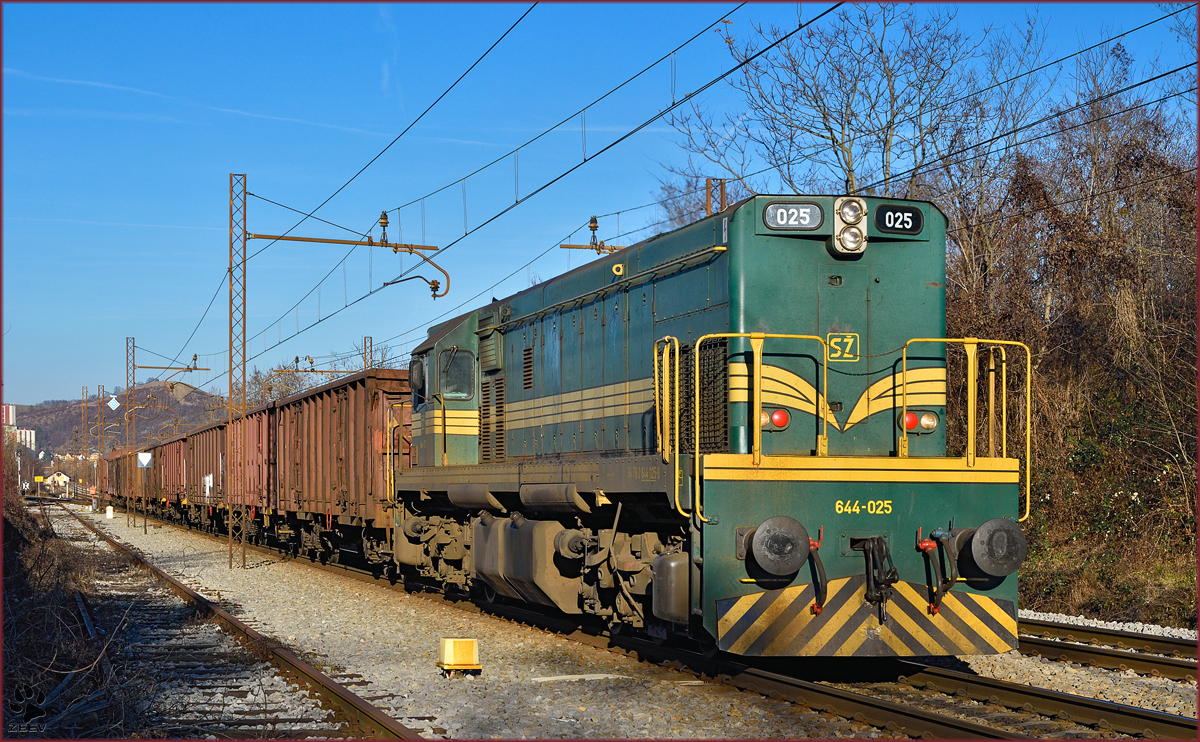 SŽ 644-025 zieht Güterzug durch Maribor-Tabor Richtung Tezno VBF. /28.12.2015