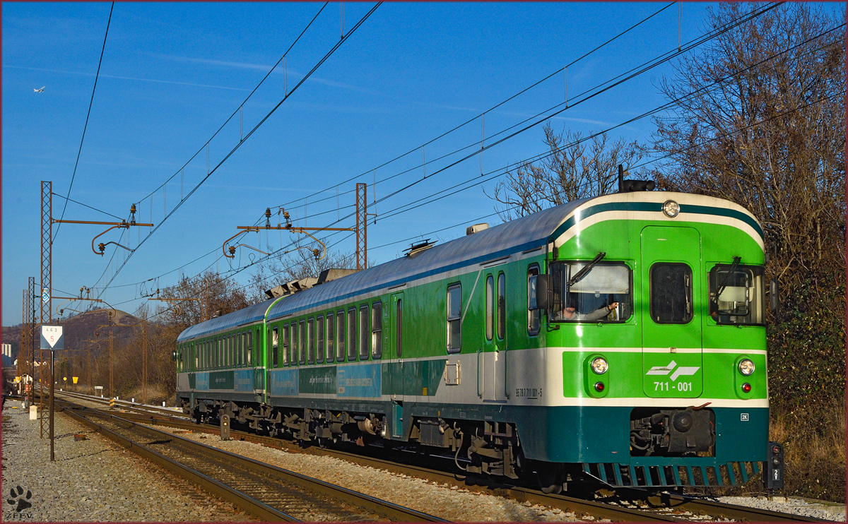 SŽ 711-001 fährt durch Maribor-Tabor Richtung Murska Sobota. /28.12.2015