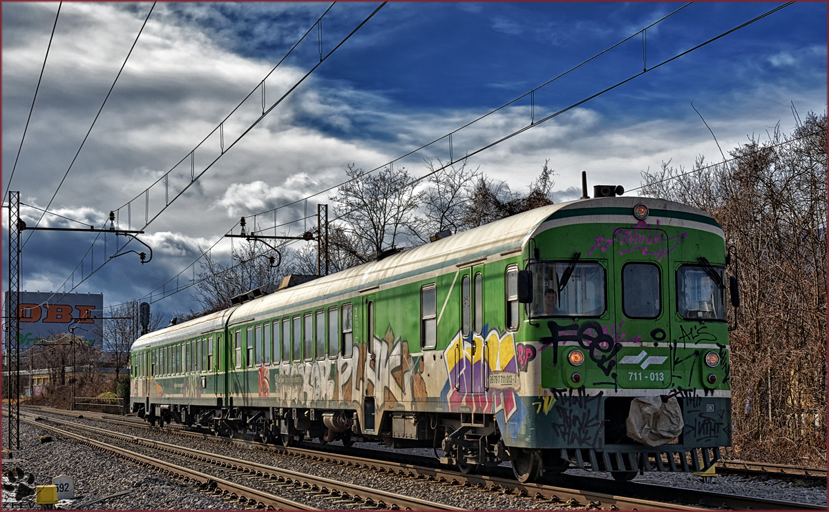 SŽ 711-013 fährt durch Maribor-Tabor Richtung Maribor HBF. /3.2.2017