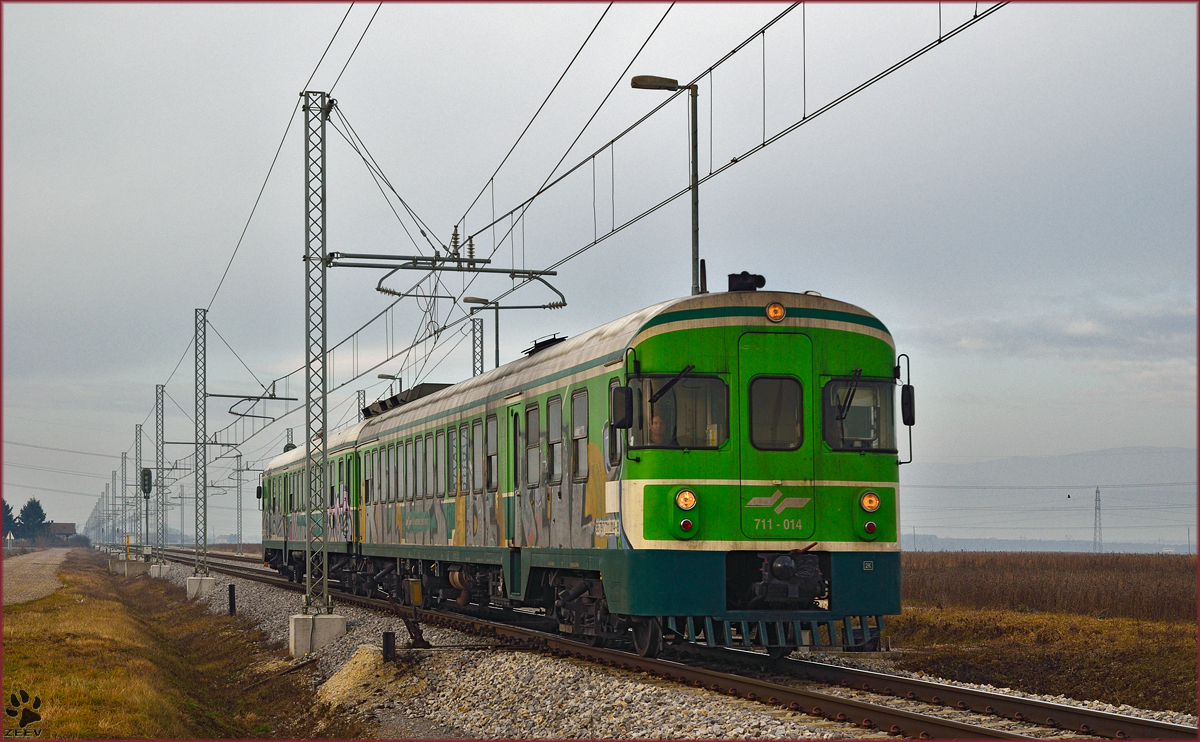 SŽ 711-014 fährt durch Cirkovce-Polje Richtung Murska Sobota. /29.1.2016