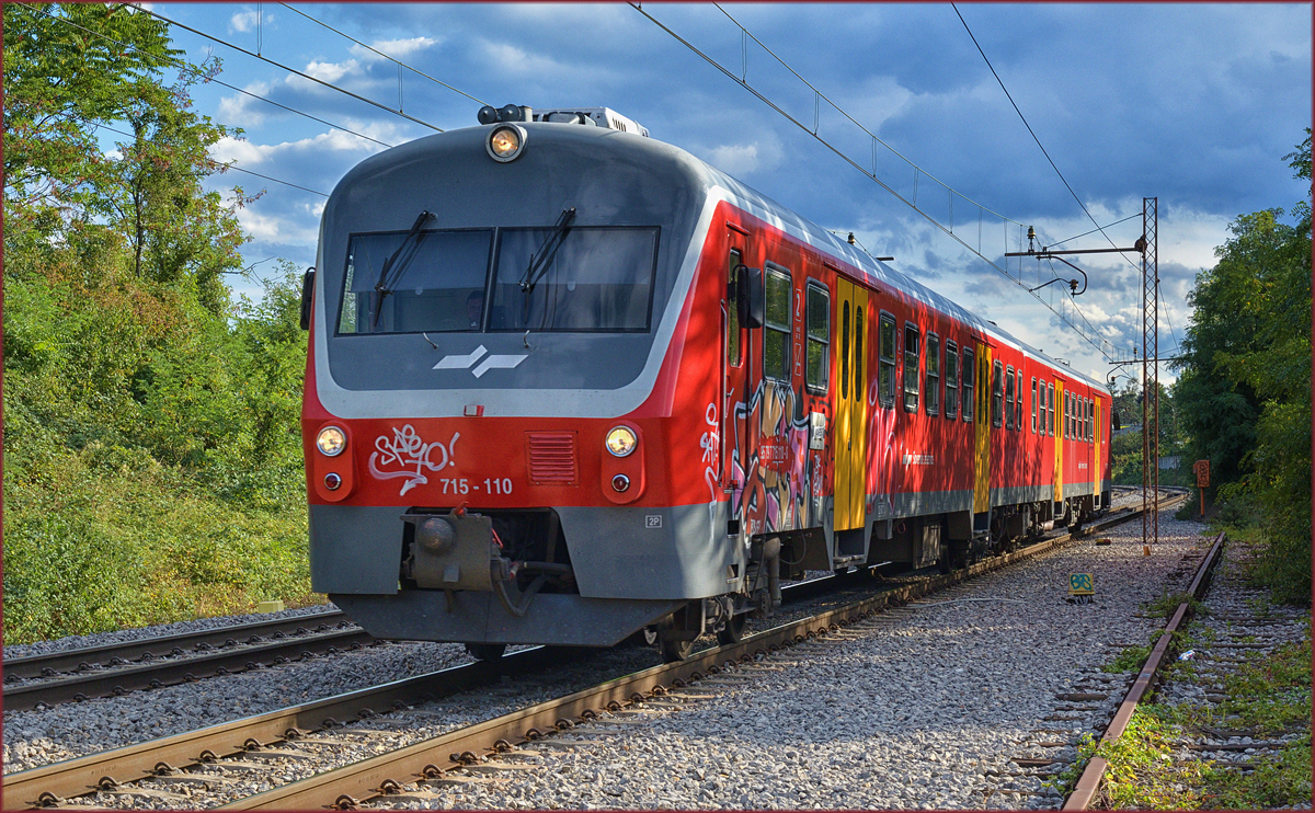 SŽ 715-110 fährt durch Maribor-Tabor Richtung Maribor HBF. /4.9.2017