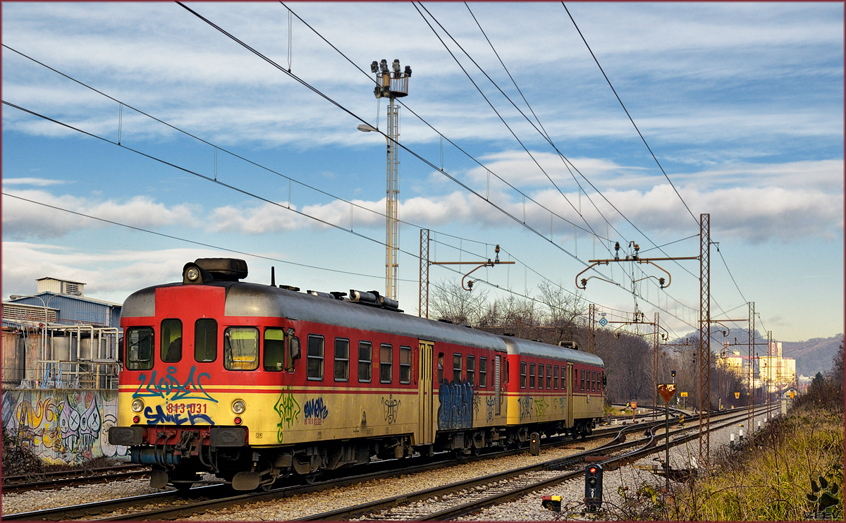 SŽ 813-031 fährt durch Maribor-Tabor Richtung Maribor HBF. / 2.12.2016