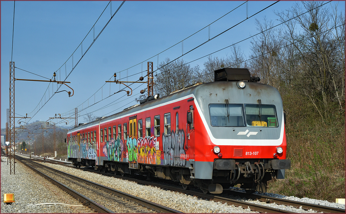 SŽ 813-107 fährt durch Maribor-Tabor Richtung Ormož. /25.3.2017