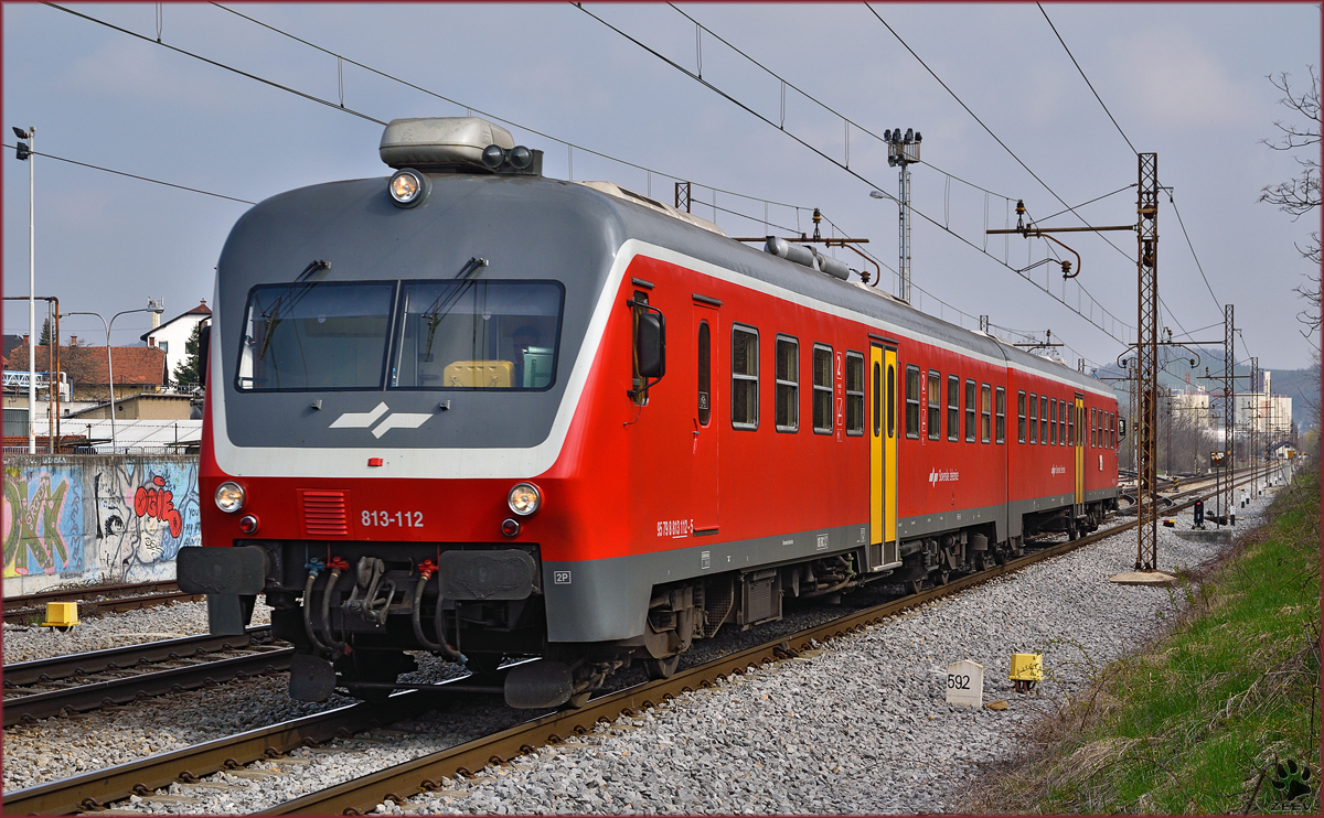 SŽ 813-112 fährt durch Maribor-Tabor Richtung Ormož. /9.4.2015