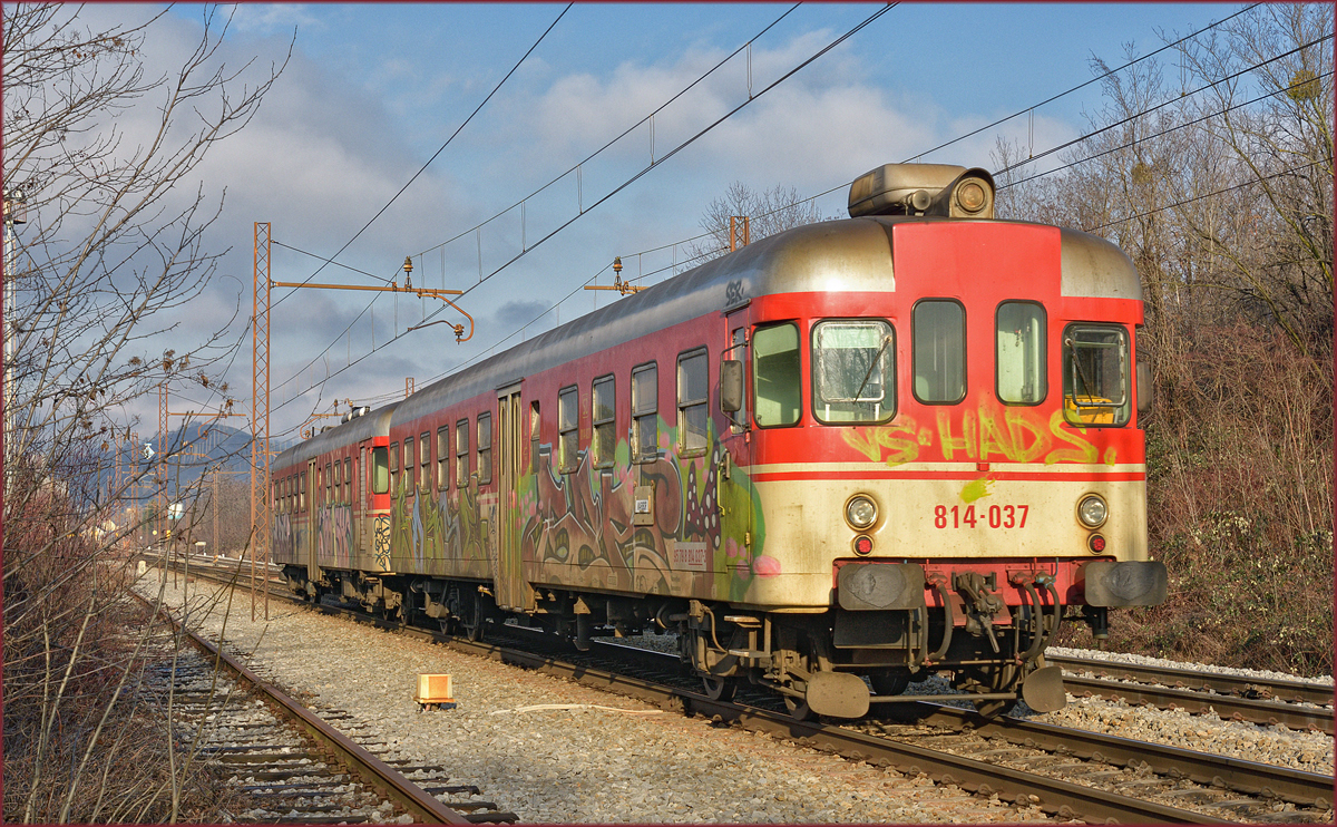 SŽ 814-037 fährt durch Maribor-Tabor Richtung Maribor HBF. /10.1.2018