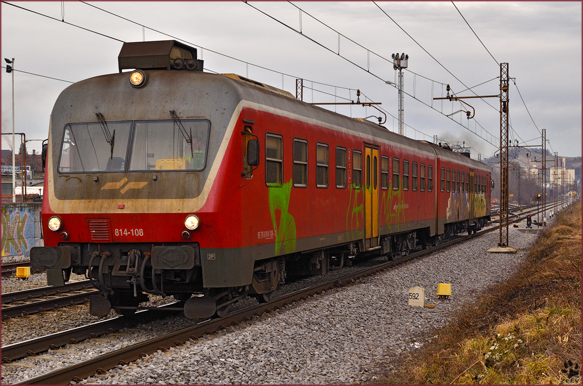 SŽ 814-108 fährt durch Maribor-Tabor Richtung Pragersko. /2.2.2016