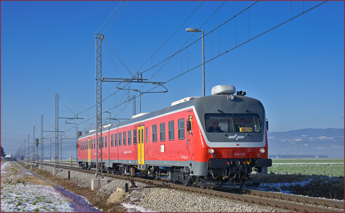 SŽ 814-110 fährt durch Cirkovce-Polje Richtung Murska Sobota. /18.12.2018