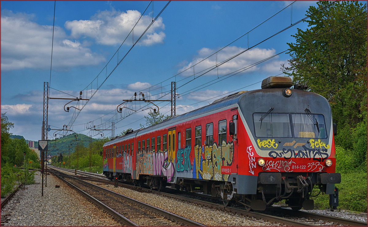 SŽ 814-122 fährt durch Maribor-Tabor Richtung Murska Sobota. /30.4.2017