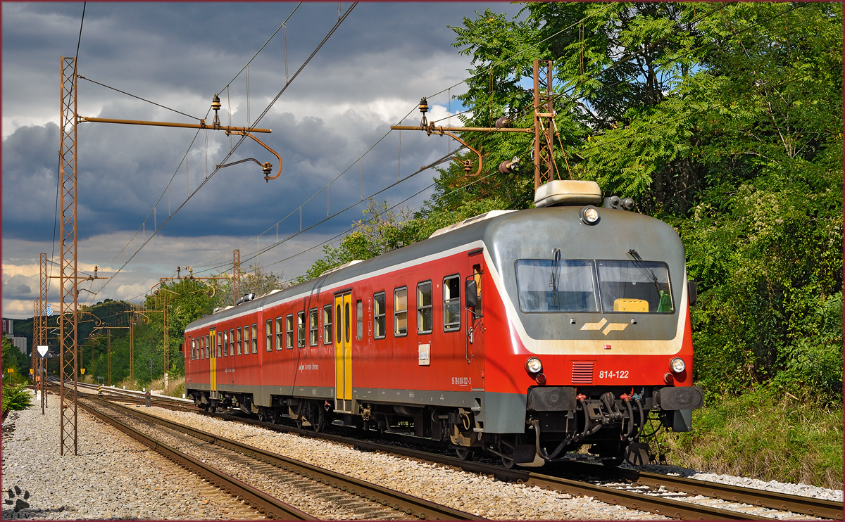 SŽ 814-122 fährt durch Maribor-Tabor Richtung Murska Sobota. /9.9.2015