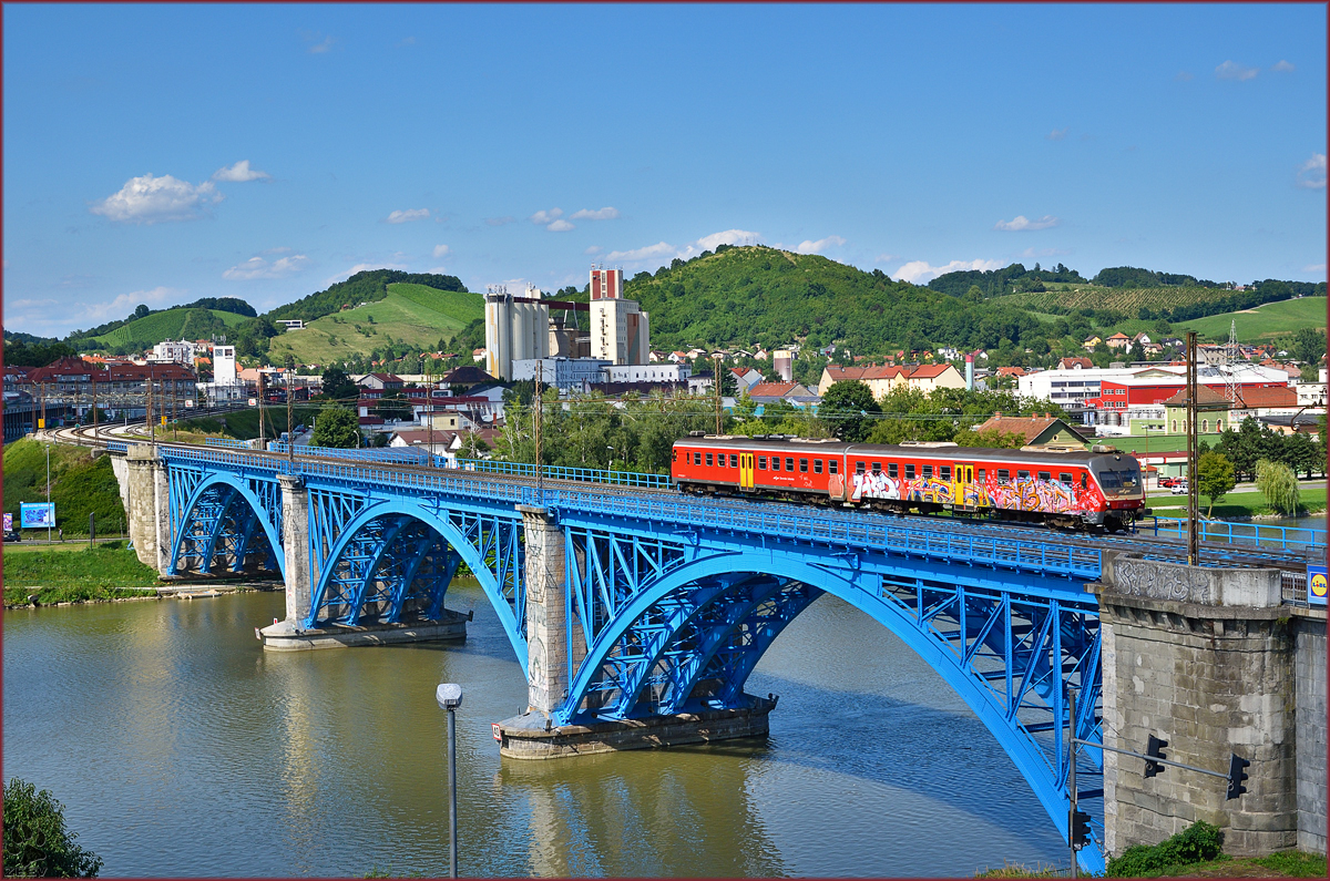 SŽ 814-123 fährt über Draubrücke in Maribor Richtung Pragersko (Nach 3 Jahren Renovierungsarbeitein ist die Brücke endlich fertig). /31.7.2015
