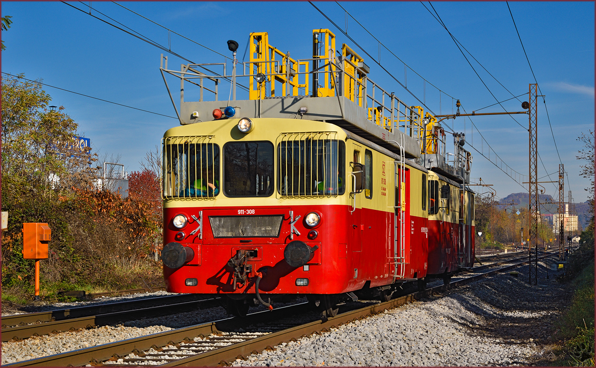 SŽ 911-308+911-xxx fahren durch Maribor-Tabor Richtung Pragersko. /6.11.2015