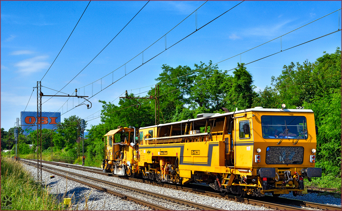 SŽ Bahnbaumaschine fährt durch Maribor-Tabor Richtung Studenci. /8.6.2016