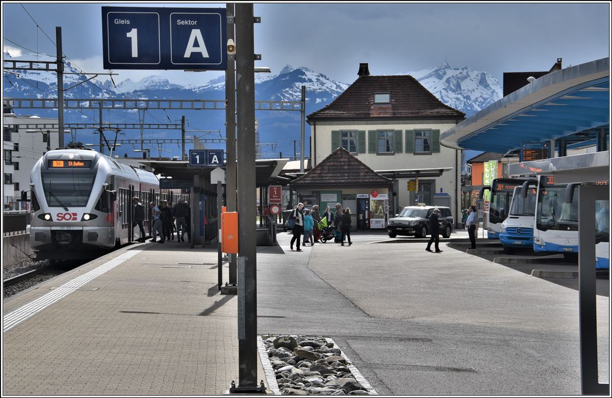 S4 526 059-1 in Heerbrugg. Im Hintergrund wegen der Föhnstimmung gut zu erkennen der Säntis 2505m. (04.04.2018)