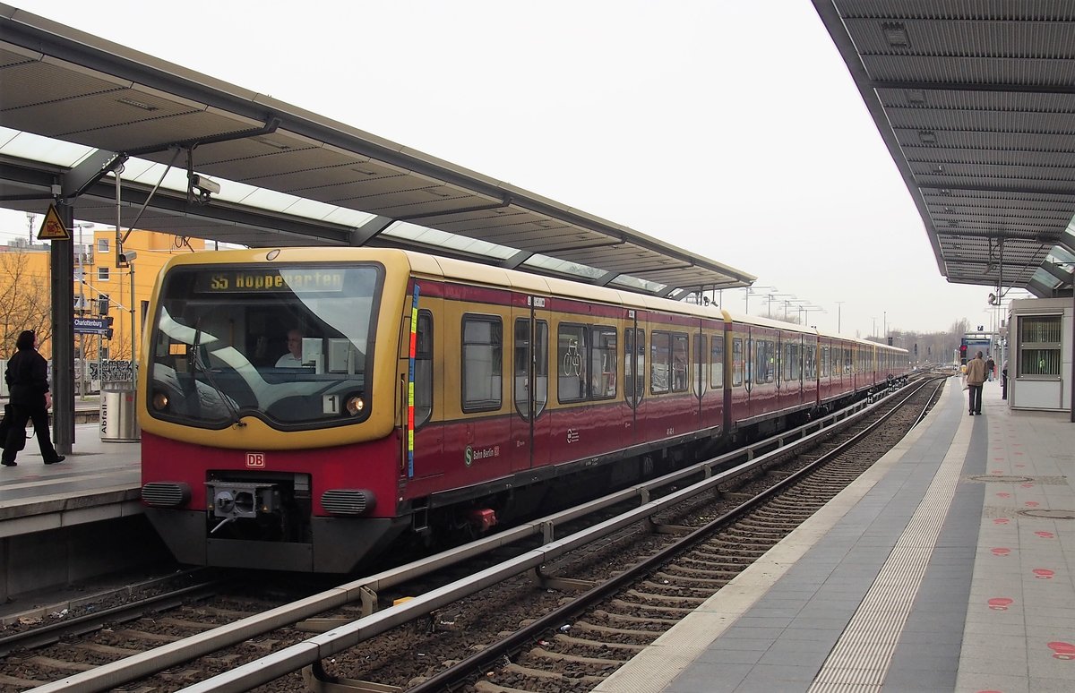 S5 in Bahnhof Berlin Charlottenburg am 4.April 2016