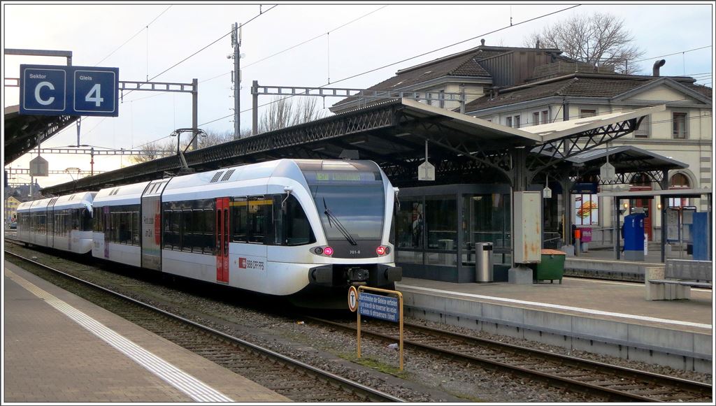 S7 nach Weinfelden mit zwei GTW in Rorschach. (08.02.2016) - Bahnbilder.de