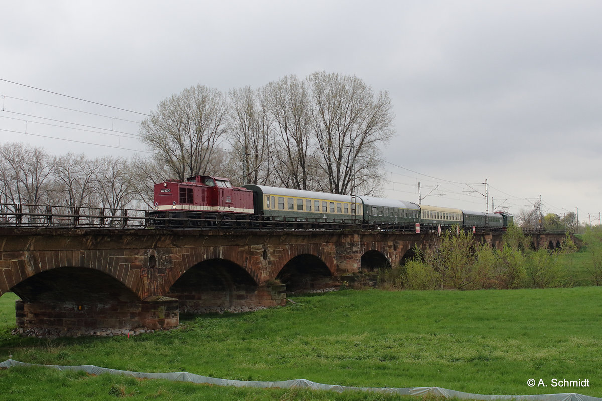 Saalebrücke in Bad Dürrenberg mit Sonderzug zur 160 jährigen Streckenjubiläum Leipzig - Großkorbetha. Es zieht die 202 327 und es schiebt die E44 am 17.04.2016. 