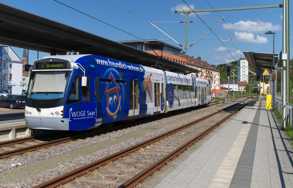 Saarbahn Triebwagen 1013 steht in Lebach Saar zur Abfahrt bereit. Die ersten Kilometer werden nach EBO gefahren, dann geht es weiter durch die Ortslagen nach BOStrab und die letzten hundert Meter nach Brebach werden wieder nach EBO gefahren.
Bahnhof Lebach Saar am 08.05.2016