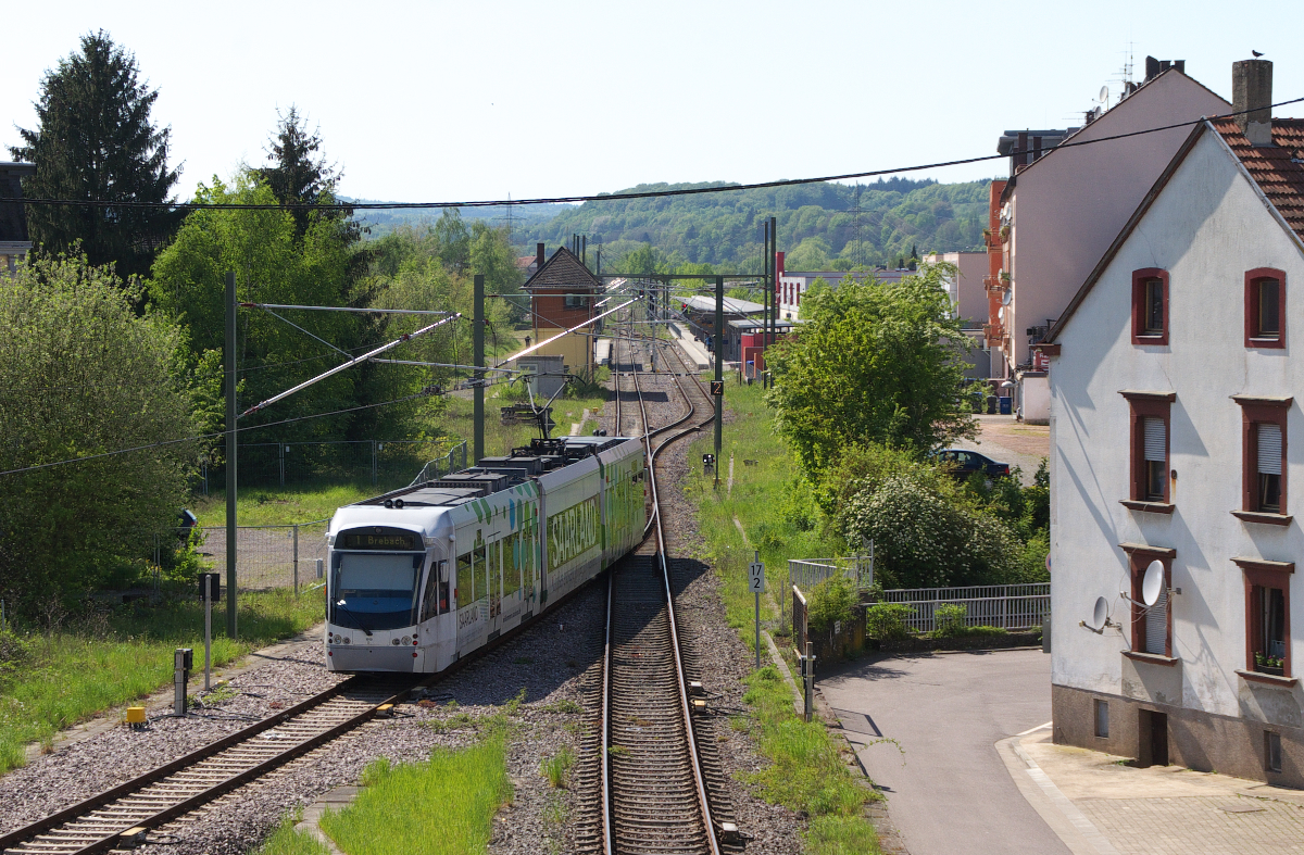Saarbahn Triebwagen 1019 (Bombardier Flexity Link) fährt in den Bahnhof von Lebach Saar ein. Nach 10 Minuten Aufenthalt geht es zurück nach Saarbrücken - Brebach.
Die Saarbahn verkehrt am Sonntag im 30 Minutentakt nach Lebach. 08.05.2016