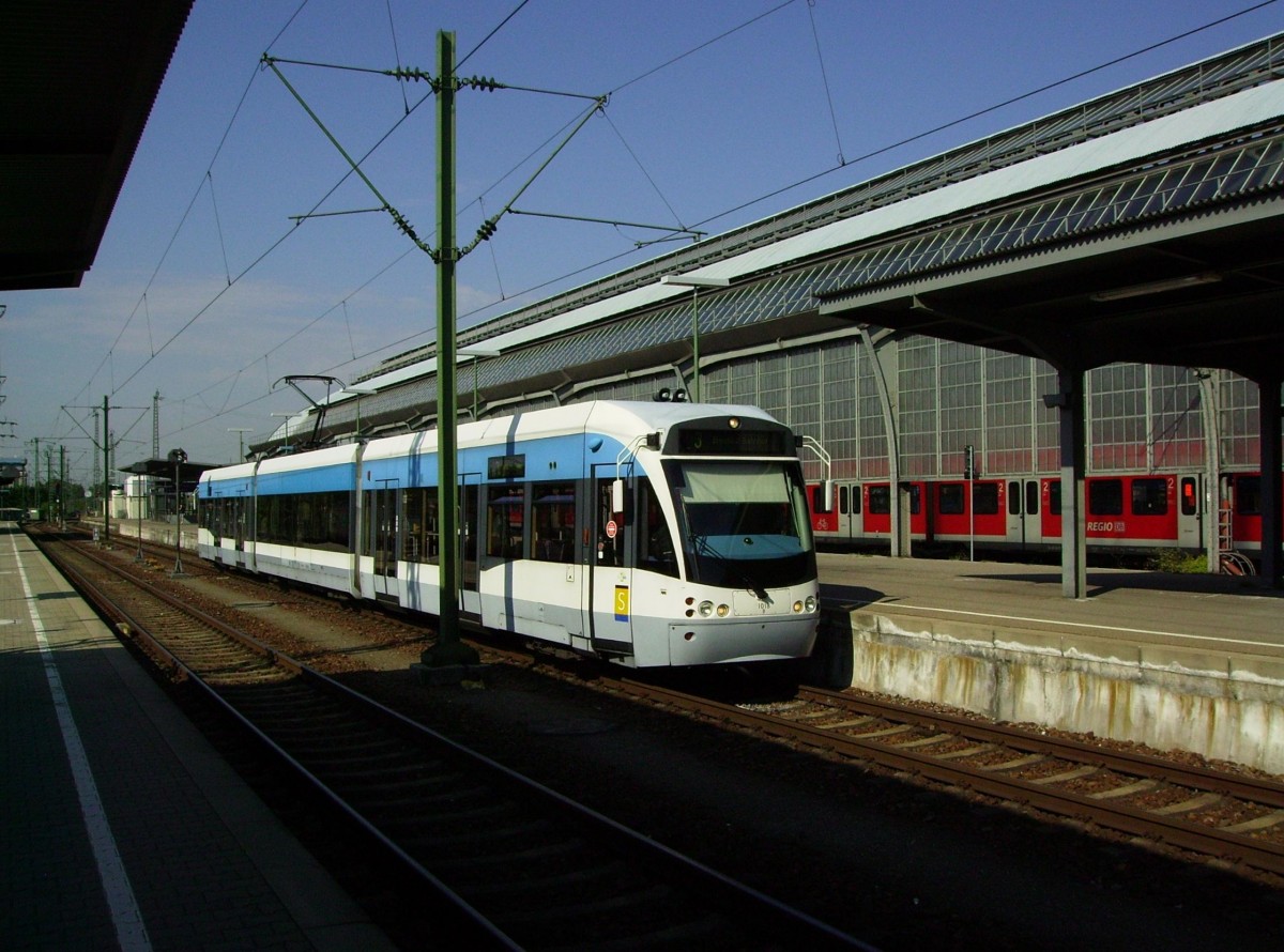 Saarbahn-Tw 1018 wartete am 06.09.2013 als S 85055 im Karlsruher Hbf auf seine Ausfahrt nach Bruchsal. Er fhrt im Dienste und Auftrag der AVG.