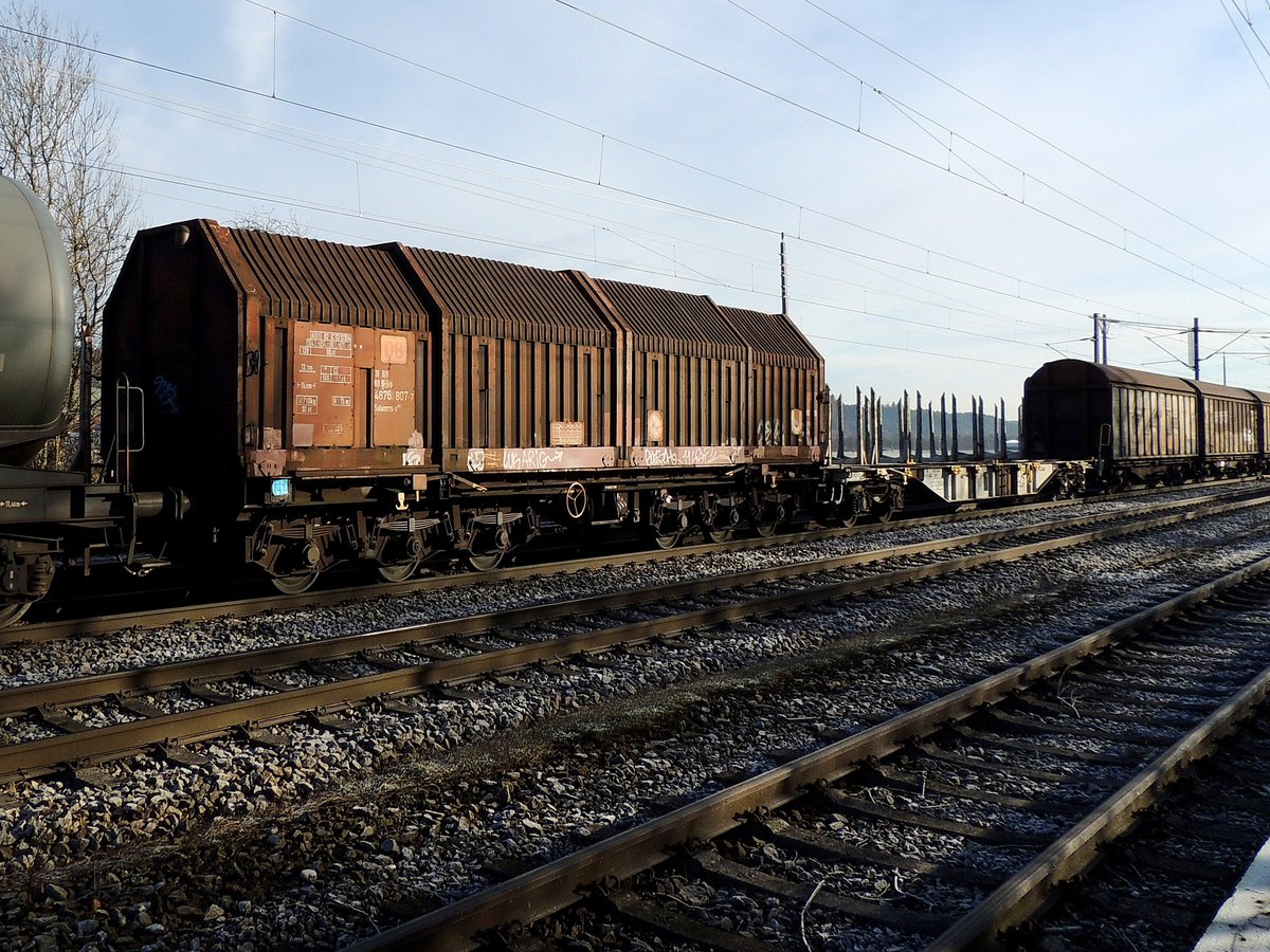 Sahimms-u 31804876807-7, eingereiht in einem Güterzug, rollt bei Redl-Zipf in Richtung Salzburg; 161130