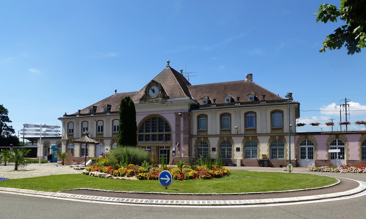 Saint-Louis im Oberelsa, das Bahnhofsgebude von der Straenseite, Juli 2016