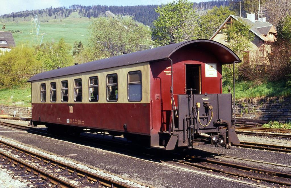 Salonwagen 970-453 KB der Fichtelbergbahn im Bahnhof Oberwiesenthal am 6.6.1991.
