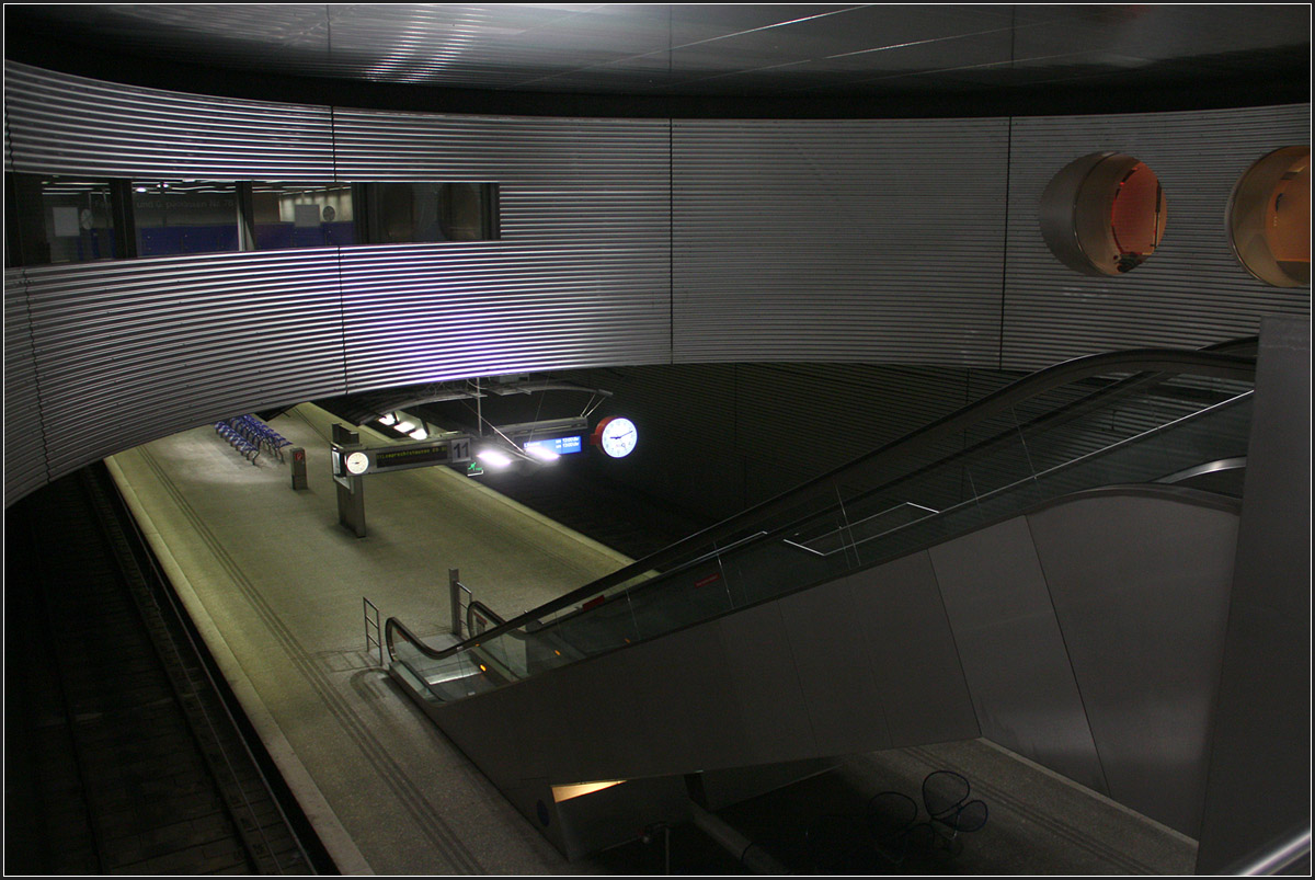 Salzburg unterirdisch -

Die Endhaltestelle Salzburg Lokalbahnhof vor dem Salzburger Hauptbahnhof wurde als Tunnelstation gebaut. Von hier wäre eine unterirdische Weiterführung durch die Salzburg Altstadt denkbar.

31.05.2014 (M)