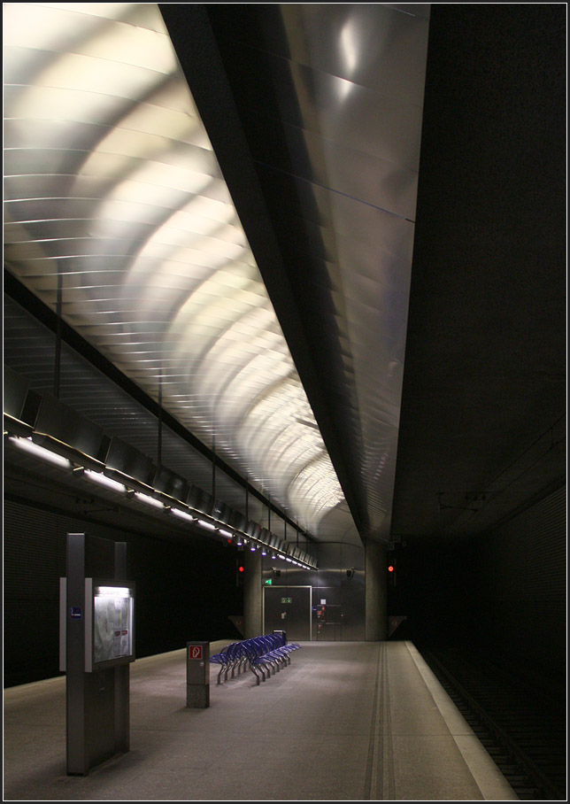 Salzburg unterirdisch -

Die Metalldecke reflektiert das Licht.

31.05.2014 (M)