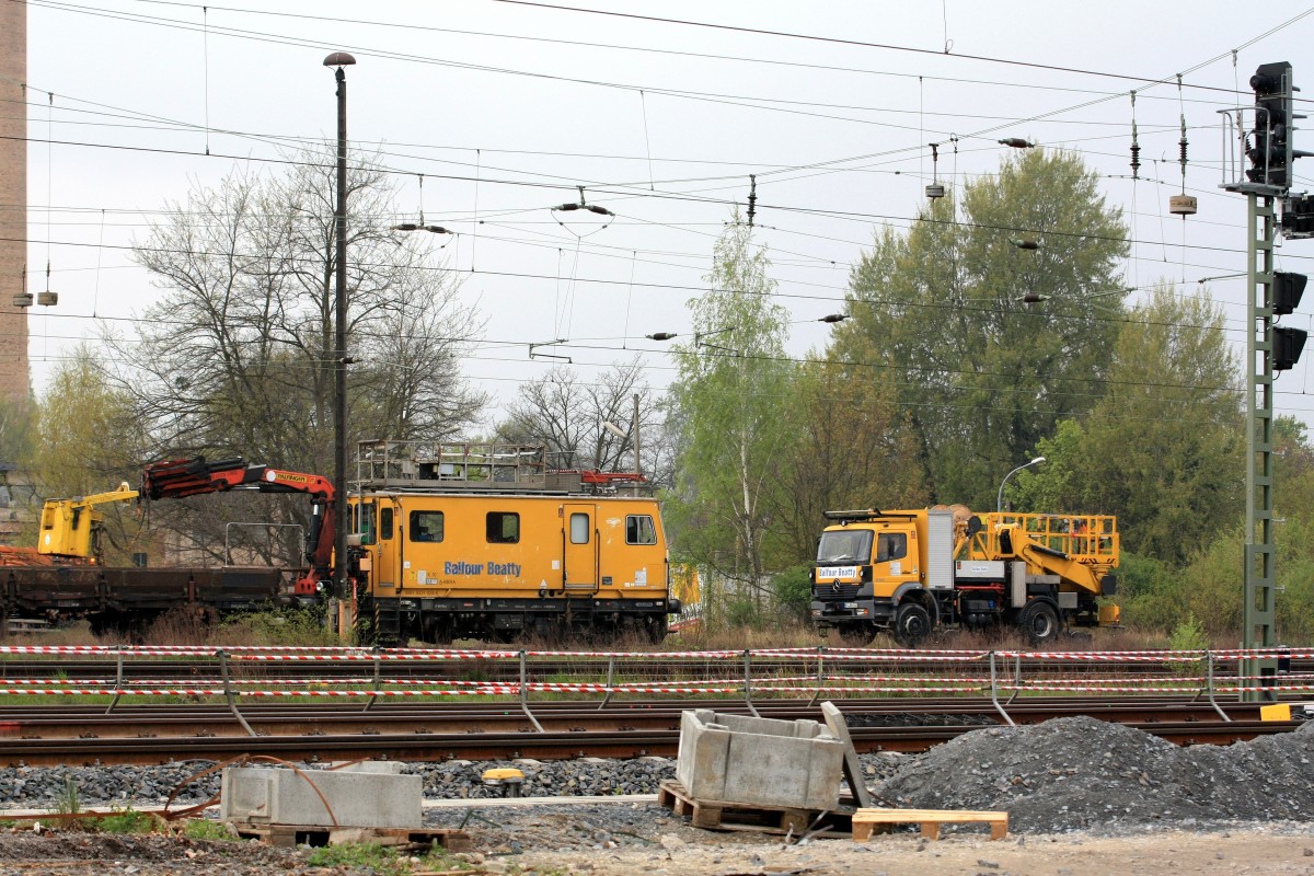 Samstag ist Ruhetag bei der Bahn AG, hier abgestellte Baufahrzeuge mir unbekannten Typs auf der DB Baustelle Coswig, 12.04.2014 9:31 Uhr