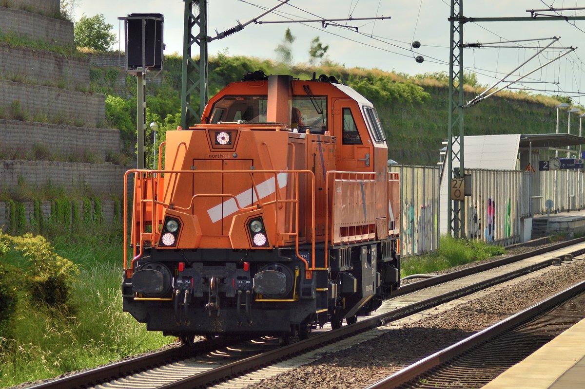 Samstagnachmittag kommt die Northrail 261 300-8 durch Allerheiligen nach Dormagen gefahren. 21.5.2016