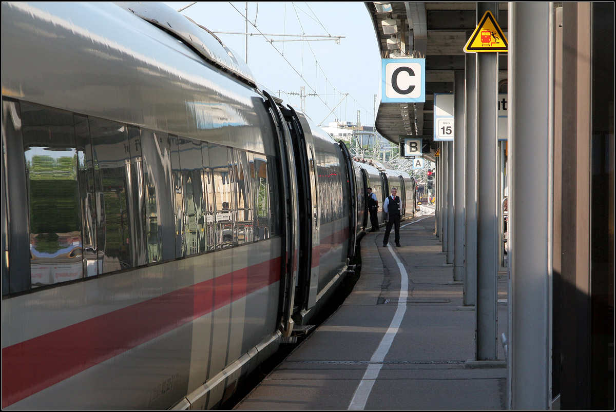 Sanfter Schwung -

Bahnsteig mit ICE im Hauptbahnhof Stuttgart.

15.06.2016 (M)

